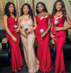 Röda sjöjungfru brudtärna klänningar 2021 band Ruffles Guld Lace Applique Golvlängd Satin V Neck Maid of Honor Gown African Wedding Wear