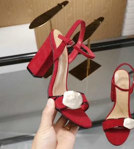 Heißer Verkauf-Designer Stilettsandelholze mit klobigen Fersen und Leder klassische Metallschnallen für Feste und Bankette Luxus sexy Sandalen