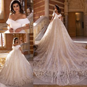 Snygg A Line Lace Bröllopsklänningar från axelns nacke pärlstav Princess Bridal Gowns Plus Size Chapel Train Robe de Mariée