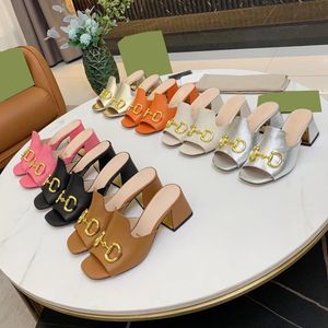 Designersandaler Square Toe Sandal Metallspänne Medelhäl Pumps Retro Blockklack Högklackat Tofflor med öppen tå Kvinnor Tofflor