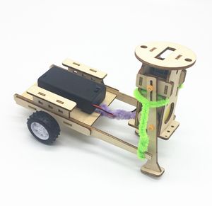 Mały mężczyzna ciągnie samochód technologii elektrycznej mały wynalazek Materiał DIY Student Science Puzzle Experimental Model Zabawka.