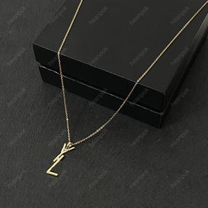 2022 Kvinnor Designer Halsband Smycken Lyxig designers Letter Chains Pendent Guld Halsband Party Tillbehör Silver Y Necklace Box