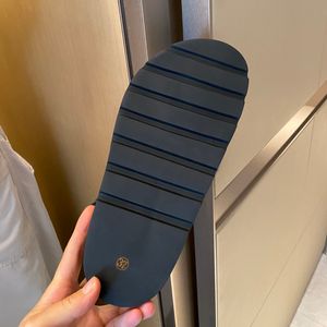 2022Luxury Shoesの女性のサンダルサンダルとスリッパの有名なブランドカジュアルなファッション夏初期春の厚い耐摩耗性のh