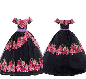 Meksykańska Charro Black Quinceanera Dresses Floral Aplikacja Off The Ramię Corset Powrót Sweet 15 16 Dresses Party Pal Ball Suknie Motyw