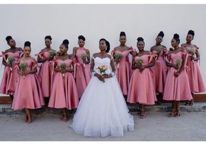 Billig afrikansk ny designer rosa en linje brudtärna klänningar av axel te längd satin bröllop party gowns piga av ära klänning vestidos
