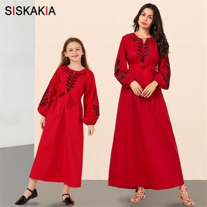 Rodzina Spojrzenie Matka Córka Stroje Sukienka Długi Czerwony Plus Size Casual Muzułmańska Rodzinna Dopasowanie Ubrania Chic Haftowane Maxi Dresses LJ201111