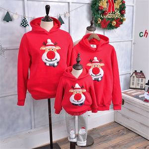 2020 Julfamilj Matchande Outfits Nyårsfamilj ser mor och dotter kläder röd älg Vinter Varma Xmas Hoodies LJ201111