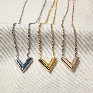 Collar de oro de acero inoxidable V Carta Collares pendientes Mujeres Diseñador clásico Collares Joyería de amor 3 colores