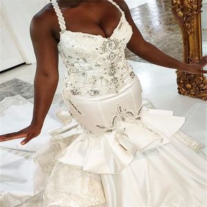 Ny ankomst Mermaid Bröllopsklänningar Lyxpärlor Crystal Appliqued Bridal Gown Ruffles Satin Sexig Spaghetti Court Train Vestidos de Novia