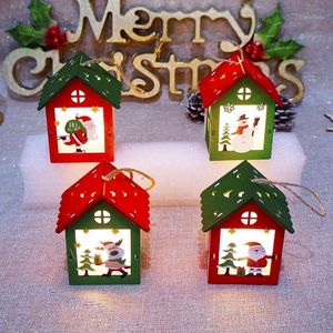 Kerstdecoraties kleurrijk klein houten huis met lichten hangende boom voor feest huisdecoratie benodigdheden1