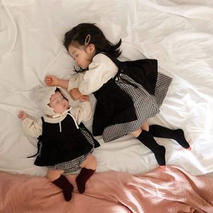 가을 귀여운 격자 무늬 패치 워크 자매 옷을 세트 아기 소녀 패션 긴 소매 Romper와 Sun-top 2 PCS Outfits 210508