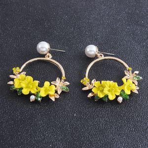 Fashion-Ethnic Bohemian 18K Guldpläterad Märke Hoope Dangle Flower Örhängen för Kvinnor Vit Pearl Utseende Örhängen Partihandel Pris