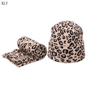 2pcs Winter Women Woman Wool Feanie Hat Scondf Set Pontos de impressão de leopardo