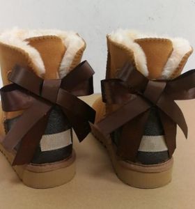 Klasik tasarımcı kadın moda kar botları inek bölünmüş üst ortak olarak imzalanmış gerçek deri ayak bileği botları kahverengi siyah çiçek ayakkabı çizme