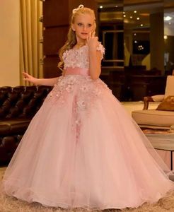 2020 Wedding Flower Girls 'Vestidos com 3D-Applique Frisado V Neck Capped Sleeves Pageant Vestidos de festa Uma linha Barato Princesa Dress