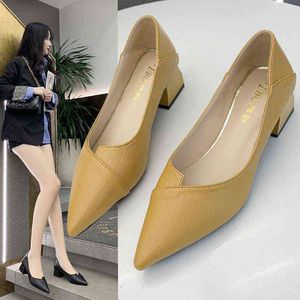 Scarpe eleganti Chaussures de bateau pour femmes escarpins ￠ bout pointu talons mi-hauts asym￩triques talon carr￩ zapatos mujer 8968N printemps 220309