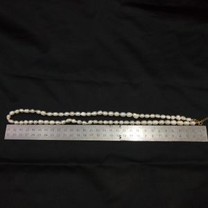 卸売4-10mm高品質の白い核化大規模バロックライス淡水真珠ゴールデンラボスタークラスプネックレス