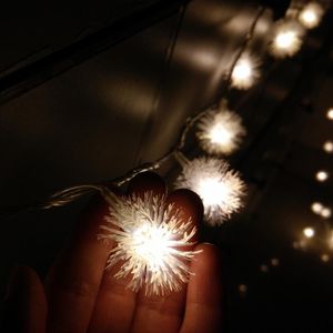 YIYANG LED Luci della stringa della palla di neve 10M 100 Fiocchi di neve Luce di Natale Vacanza Decorazione della festa nuziale Illuminazione 110V 220V US EU