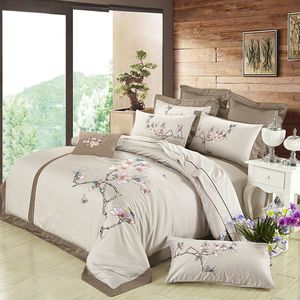 Brun Luxury Egyptisk Bomull Broderade Sängkläder Silk Feeling Drottning King Storlek Blommig Designer Duvet Cover Bed Sheet Set T200706
