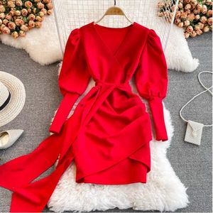 Herbst Winter Frauen Rot Verband Bodycon Kleid Vintage V-ausschnitt Laterne Langarm Hohe Taille Party Mantel Vestidos Weibliche Neue 2022