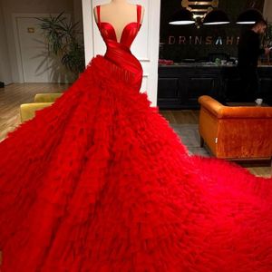 Luxury Red Mermaid Evening Dresses Tiered Ruffles Spaghetti Straps Illusion Prom Kakor Kvinnor Röd Carpet Celebrity Dress