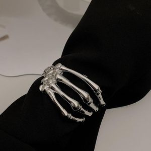 Bangle SRCOI Punk Exaggerated Silver Color Skeleton Hand Gothic Edgy Bone Claw Armlet Arm Ring 2022
