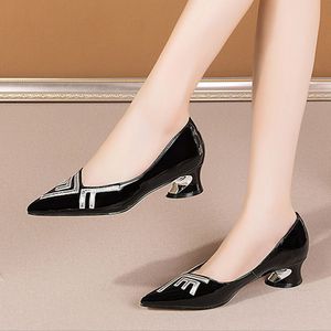 여자 펌프를위한 섹시한 발 뒤꿈치 신발 가을 봄 새로운 패션 Desingner Shoes Patent Leather Dreest Shoes Black White