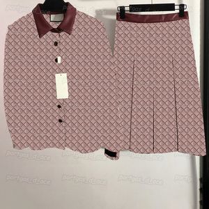 Kvinnors skjorta kappa kjol set bokstäver jacquard hög midja lång kjol lapel tillbaka broderade brev rockar läder hals ytterkläder toppar mode veckade kjolar