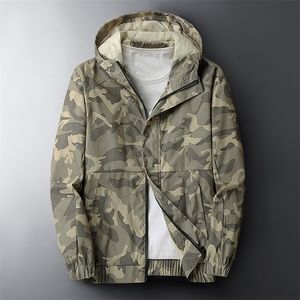 Camouflage Hooded Jacket Mäns Vår Koreanska Utomhus Casual Streetwear Man Andas Militär Windbreakers 220301