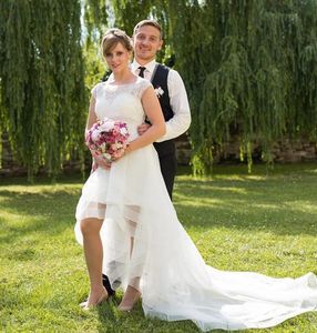 Setwell Jewel Neck A-Line Bröllopsklänningar Kepsarmar Lace Appliques Beaded Pleated Tiered Hi-Lo Bridal Gowns