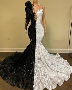 デザイナーの黒と白の人魚の長いウエディングのドレスがキラキラスパンコール1つの長袖アフリカの女の子イブニングガウンパーティーウェア