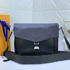Luxurys designers män messenger väska klassisk clamshell-stil handväskor mode vackra tryckt riktiga läder skarvkopplingar påsar väskor
