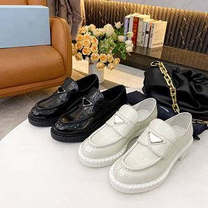 Designer kvinnlig klänning skor mode kvinnor kvalitet cowskin läder slip-on triangle plattform loafers anti-slip vit svart