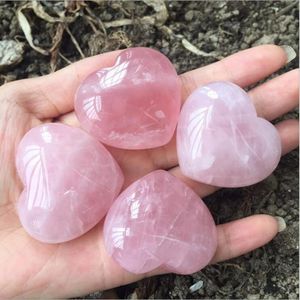 Gemme del cuore di cristallo di pietra di cristallo di pietra di amore dell'amante della pietra preziosa di palma intagliata di cristallo rosa a forma di cuore di quarzo rosa naturale