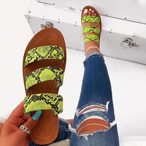 Quente Mulheres Chinelos Flat Candy Color Verão Feminino Feminino Flow Flip Flops Snake Skin Confort Out Fora da praia Senhoras Slides Softies Y200423