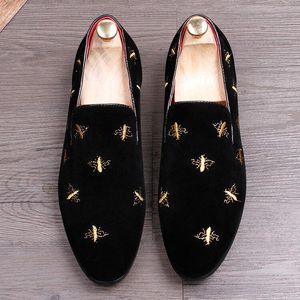 Wiosenna jesień mężczyzn aksamitne mokasyny impreza buty ślubne w stylu Europa haftowane czarne aksamitne kapcie napędzające mokasyny