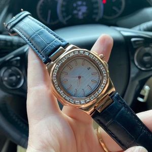 Fashion Mens Klockor Crystal Analog Wristwatches Rhinestone 40mm Ring Äkta Läderrem Quartz Titta på Mäns Bästa Valentine Gift