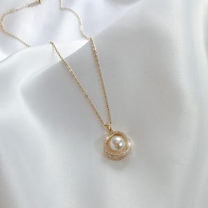 Högkvalitativ 18k guldplätering blomma pärla hängsmycke halsband kvinnor gåva rostfritt stål smycken