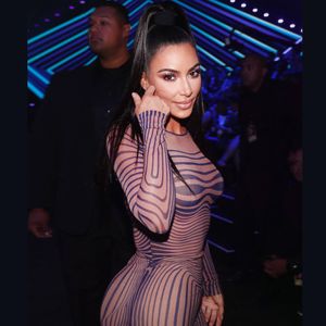 Mystisk Kim Kardashian Sinuous Stripe Print Sexig Klänning Sheer Mesh Långärmad Back Slit Maxi Bodycon Klänning för Kvinnor Vestidos LJ201204