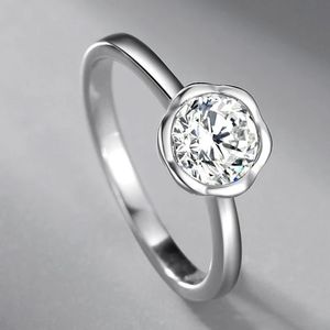 Europa e América Estilo S925 Prata Banhado Platinum Moissanita em forma de diamante Anel de diamante elegante jóias doces para o presente feminino