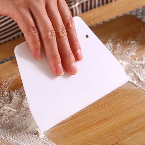 Vit Dough Cutter Plast Trapezoid Scraper Multi Functional Baking Scrapers Hängd och lagrat köksredskap Ny ankomst 0 17lc L2