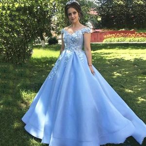 Eleganckie Niebo Niebieskie Prom Dresses linii V Neck Off Ramię Bez Rękawów Długie Formalne Suknie Wieczorowe Aplikacje Koronkowa Kwiatowa Quinceanera Dress