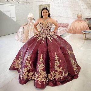 Sparkly Burgundy Sequined Ball Gown Quinceanera Klänningar Strapless Neck Beaded Prom Lokaler Appliqued Sweep Train Corset Sweet 15 Dress