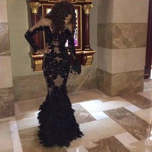 Afryki Sexy Black Mermaid Feather Prom Dresses Długość podłogi Nude Podszewka Aplikacje Koronki Zroszony Kryształy Z Długim Rękawem 2021 Formalna suknia wieczorowa