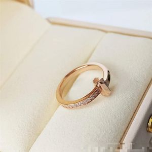 Anelli a fascia Gli anelli per feste di nozze in argento sterling 925 più venduti si adattano alle donne all'ingrosso di gioielli raffinati