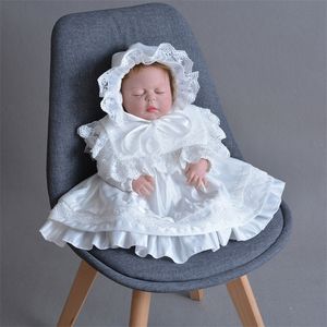 Baby Girl Outfit Фотографии реквизит вязание крючком новорожденного наряда Младенческая одежда 0-36 месяцев Одежда белое кружевное платье принцессы свадьба LJ201215