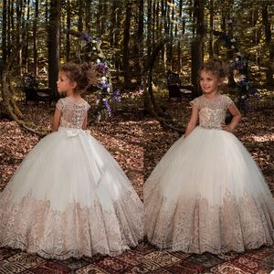 Ball Gown Princess Flower Girls Dresses Appliqued Lace First Communion Dress Hot Sale Chic Custom Made Kids Pageant Dress Sweep Train