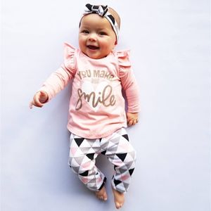 生まれたばかりの赤ちゃんの女の子春の秋の服セット長いleeve文字Tシャツの幾何学的なズボンのヘッドバンドの幼児の女の子の服衣装LJ201221