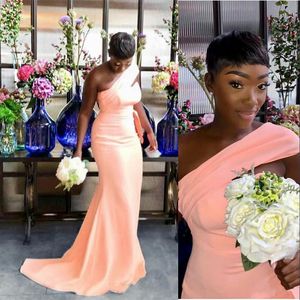 Nowy Tanie Prosta Peach Mermaid Long Druhna Dresses One Ramię Plees Garden Customer Plus Size Wedding Goście Goście Suknie Maid of Honor Dresses