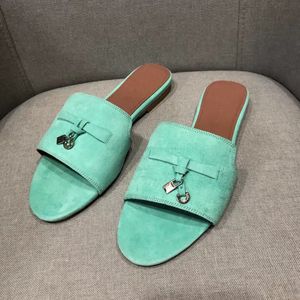 Loro Piana Verão Encantos Charms Slides Embelezados Slippers Luxe Sandálias Sapatos Genuíno Couro Open Toe Flats casuais para mulheres designers de luxo Calçado de fábrica